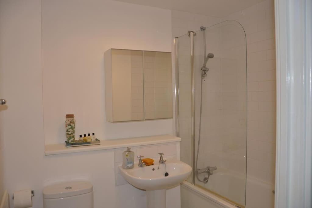 Stunning 2 Bedroom Apt Milton Keynes Extérieur photo